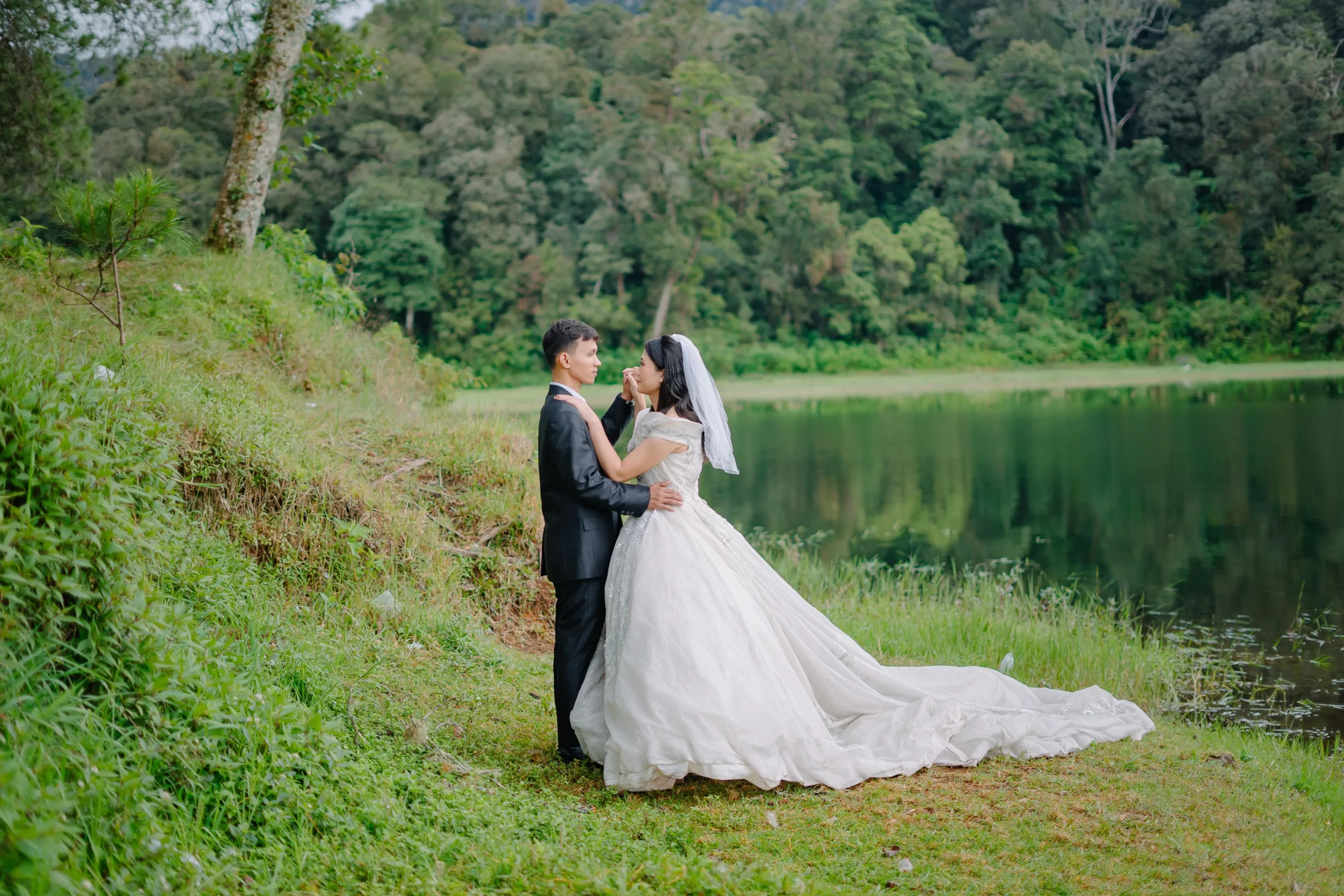 Donny dan Jessica di tepi danau